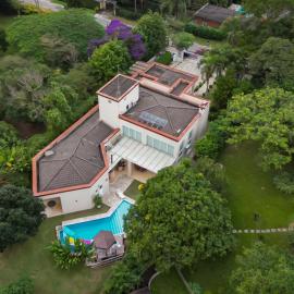 Casa com 4 Quartos - Alto Padrão