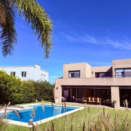 Casa con piscina en Estancias del Pilar, 3 dormitorios, jardín y parrilla