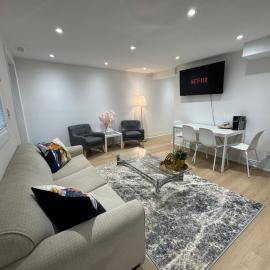 Cozy, brand-new, 2BDR,walkout apt, free parking, hotell i Richmond Hill