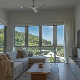 Modern Oceanview 2BR Condo Sugar Ridge Antigua, hotel em Bolans