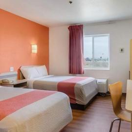 Howard Johnson by Wyndham Lemoore Near Naval Air Station، فندق في لامور