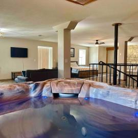 Riverview Villa - Hot Tub Suite (River Rock Inn)