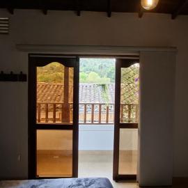 Apartamento con balcón en calle principal El Retiro - Antioquia, hotel Retiróban