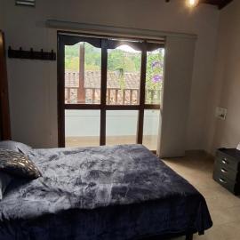 Apartamento con balcón en calle principal El Retiro - Antioquia, hotel di El Retiro