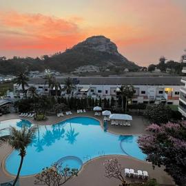MONTHLY ONLY Bright 1BR Condo with Office, Walk to Beach & 3 Pools
