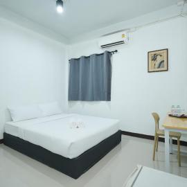 Bob House Khaosan - บ็อบ เฮ้าท์ ข้าวสาร พระนคร 2, hotel in Bang Bua Thong Railway Station