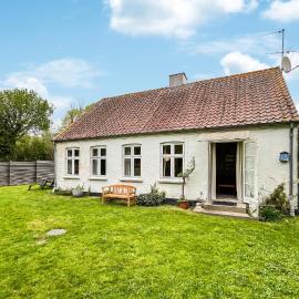3 Bedroom Beautiful Home In Askeby, hotel di Askeby