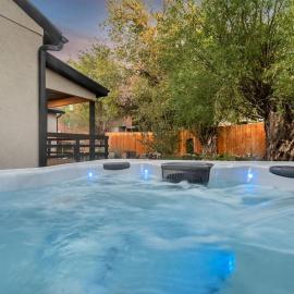 MidCentury - Hot tub, EV Charger, Garden near everything