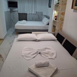 Νektarios - Modern Studio near Port & Center of Piraeus, 2min Bus,Self Check-in, hotel sa Piraeus