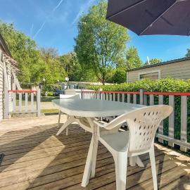 Charmant Mobil-Home Piscine, hotel in Thiviers