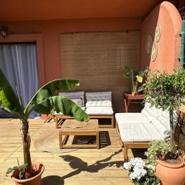Estepona apartamento en planta baja con jardín privado y siete piscinas, hotel in Estepona