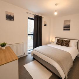 Heathrow 2 BR Comfort Stay - Free Parking, hotel in Colnbrook