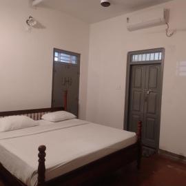 80 Yr old 5 Room entire Villa near beach, Hotel in Vayalār