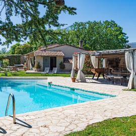 Villa Familiale piscine, spa, entre Cannes et Nice, hotell i Châteauneuf