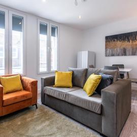 Central 2BR Apt Basingstoke Near Shops & Transport，貝辛斯托克的飯店