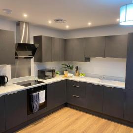 Central Old Town Base 1 & 2BR Apartments, hotel v mestu Swindon