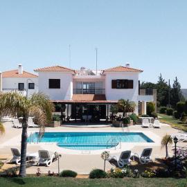 Mountain view 6 bed mansion with Private Padel Court, Pool & Gym, hotel u gradu 'Larnaka'