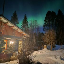 Cozy Creekside Cottage with Sauna, near Oulu, hotell Oulus