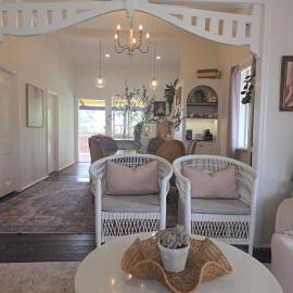 Lady Mary Cottage - Views, Deck & Walk to Town