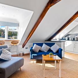 Duke House - Top Floor Apartment - 1 bedroom apartment with Hot Tub, hotel in Padstow