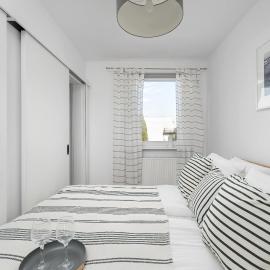Cozy Apartment with Balcony Near the Sea by Noclegi Renters