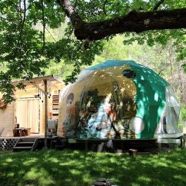 Creekside Geodesic Dome Retreat with Expansive Nature Views in Jacksonville, Oregon, hotel em Jacksonville