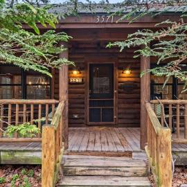 Viesnīca Peaceful Forest Cabin with Hot Tub, Fireplace & Outdoor Lounge in Saugatuck, Michigan pilsētā Sogataka