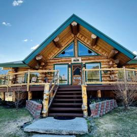 Scenic Luxury Lodge with 360° Mountain Views & Creekside Sauna Near Log Cabin Creek, Tok Alaska โรงแรมในทอค