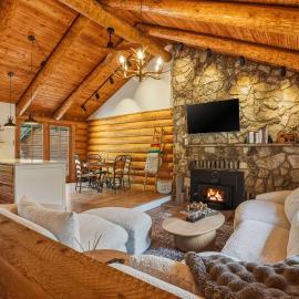 Lucky Logger Cute and Cozy Cabin Getaway, hotel in La Pine