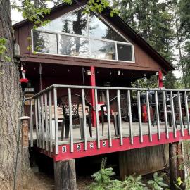 Peaceful Creekside Cabin with Fire Pit & Scenic Deck in Cascade, Idaho、Cascadeのホテル