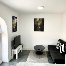 Falcon Crest Lodge - 2BR-Sleeps 7 - Free Parking - Wi-Fi, hótel í Birmingham