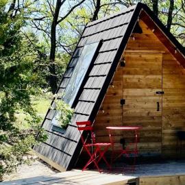Charming A-Frame Cabin Experience with Campfire Vibes in Humboldt, Kansas, hotel in Humboldt