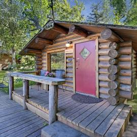 Secluded Rustic Log Cabin with Eagle Nest Views near Bear Creek Pond in Hope, Alaska, hotel a Hope
