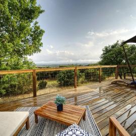 Romantic Hilltop Safari Glamping Tent with Lake Views near Lake Travis in Marble Falls, Texas, hotel i Marble Falls
