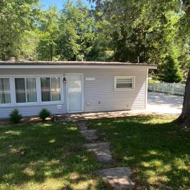 Peaceful and Pet-Friendly Lake Mitchell Cabin For an Exciting Escape by the Heart of the Manistee National Forest, Michigan, Hotel in Cadillac