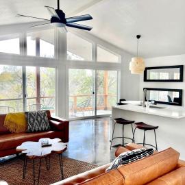 Splendid Chic Cabin with Modern Interior and Pool in Wimberley, Texas, hotel u gradu 'Wimberley'