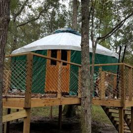 Rustic Luxury: Riverfront Yurt Glamping in Claxton, Georgia, khách sạn ở Claxton