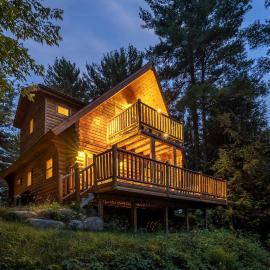 Rustic Log Cabin with Jacuzzi Bathtub in the Adirondack Mountains, New York, hotell i Wilmington