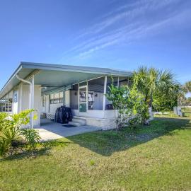 Serene Waterfront Getaway: Perfect Vacation Rental for Families in Wakulla County, FL