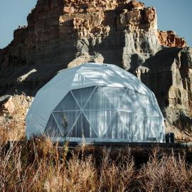 Experience Luxury Underneath the Stars: Geodesic Dome Near Capitol Reef National Park, UT، فندق في Caineville