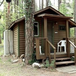 Rustic Studio Cabin with Fireplace, along Tonto National Forest, Perfect for a Weekend of Relaxation, hotelli kohteessa Payson