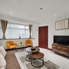Beautiful 4BR London home, parking and garden, hotel Brentben