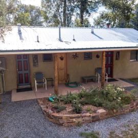 Serenity by the River: Romantic Cabin with Fireplace in San Miguel County, New Mexico, hotel in Pecos