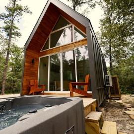 Gorgeous Cozy Cabin in Montgomery, Texas، فندق في مونتغومري