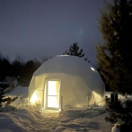 Cosmic Intimacy: Geodesic Dome Escape for Couples in a Dreamy Michigan Setting, מלון בBoyne Falls