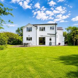 White House with sea views, 2 minute walk to Pett Level beach