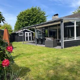 Bungalow near beach with large private garden, hotel in Ouddorp