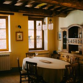 Historic Apartment near Tuscany - 2 Ensuite Bedrooms, hotelli kohteessa Paciano