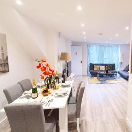 Daisy Lodge - Spacious Two Bed Flat - Parking, Netflix, WIFI - Close to Blenheim Palace & Oxford - F1