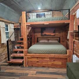 Cozy 1-BR Cabin with Kid's Loft & Hot Tub on Buffalo Farm, hotel u gradu Marshall